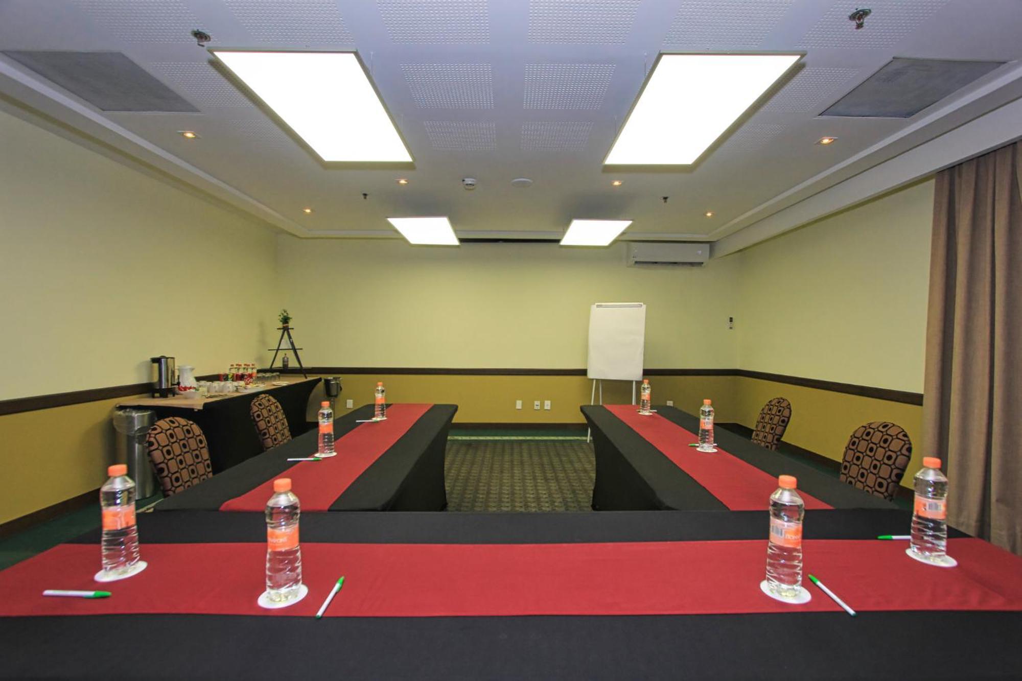 Holiday Inn Leon By Ihg Exterior photo